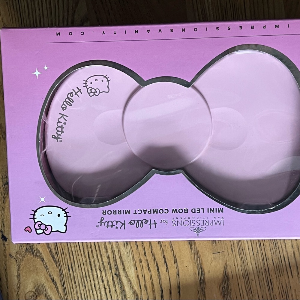 Hello Kitty Mini LED Bow Compact Mirror - Picture 2 of 4